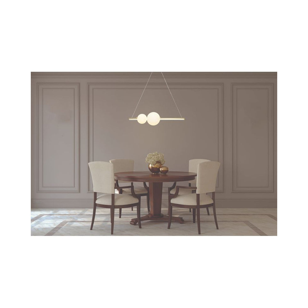 Mise en ambiance au-dessus d'une table ronde dans une salle à manger classique