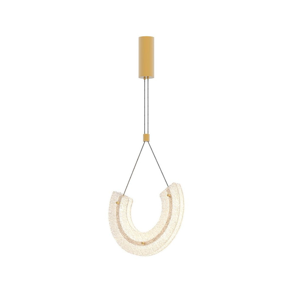Vue de face du luminaire suspendu avec structure dorée et diffuseur incurvé.