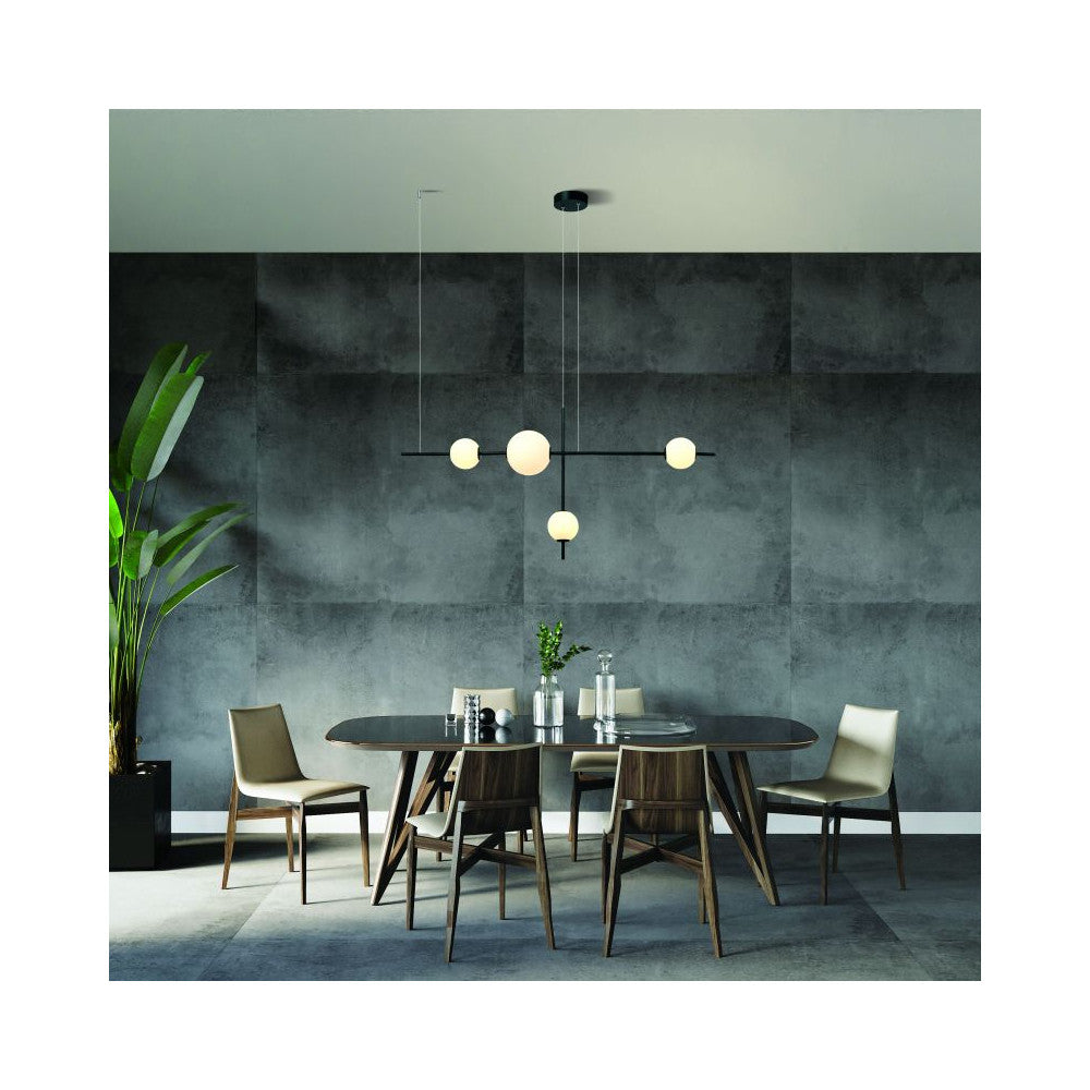 Mise en ambiance salle à manger sombre, luminaire suspendu allumé au-dessus de la table