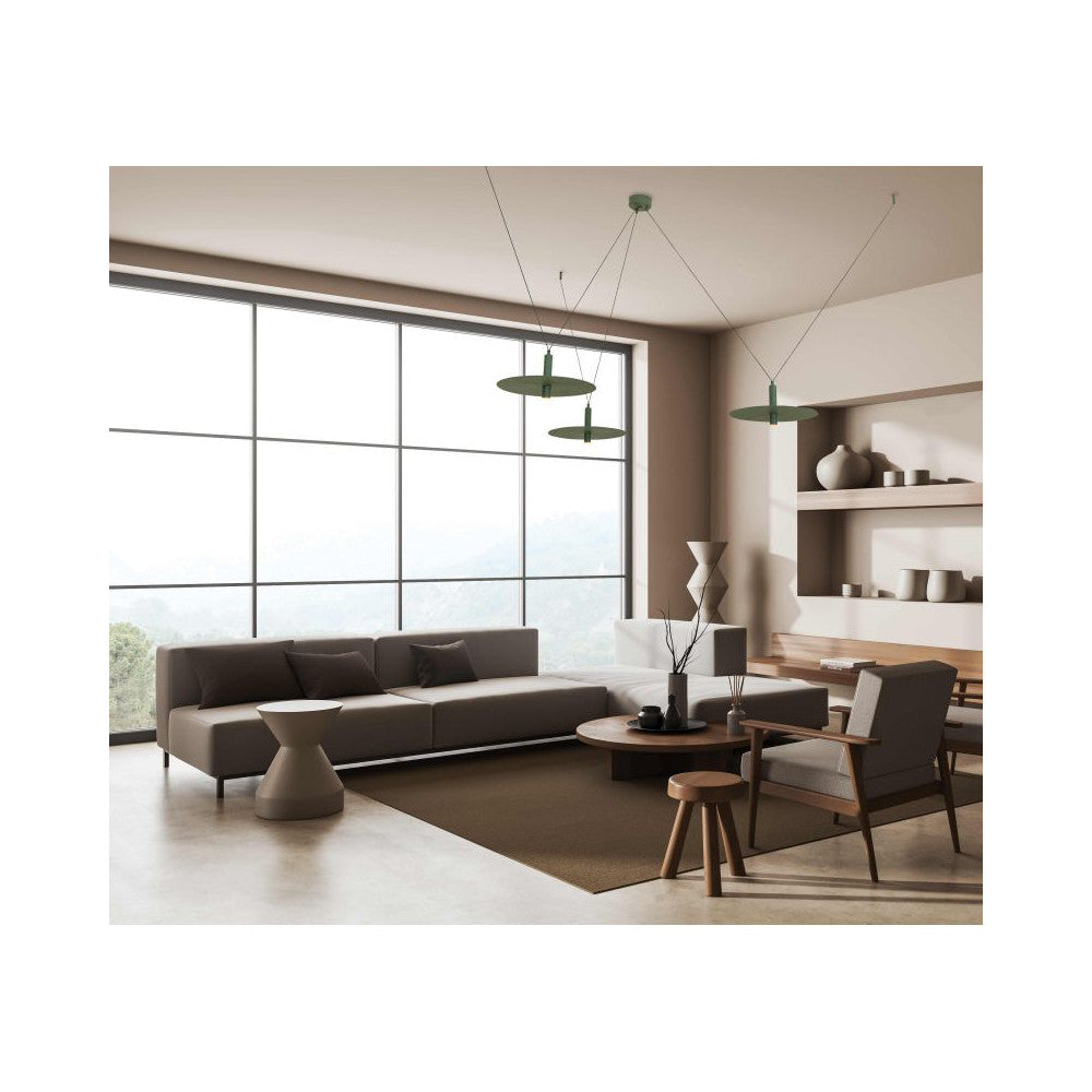 Mise en ambiance dans un salon moderne avec grande baie vitrée et suspension verte.