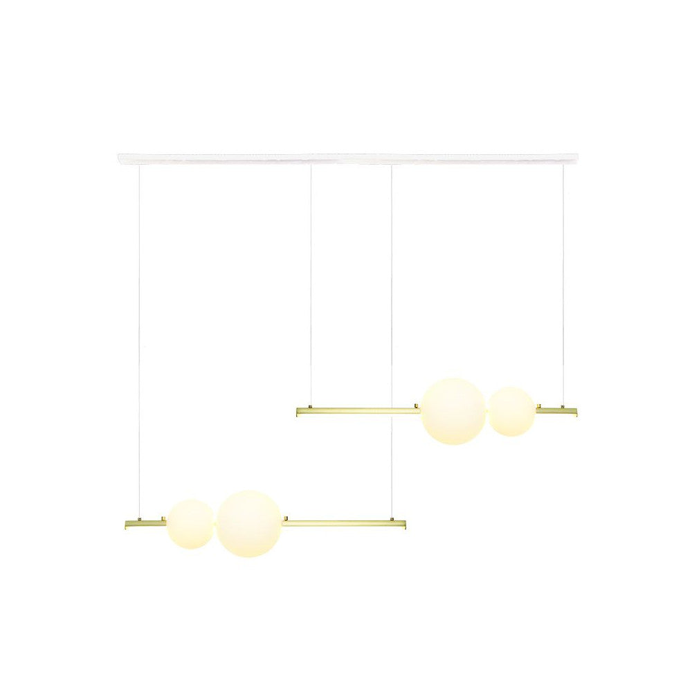 Vue de face du luminaire suspendu, deux barres dorées portant des globes en verre opale