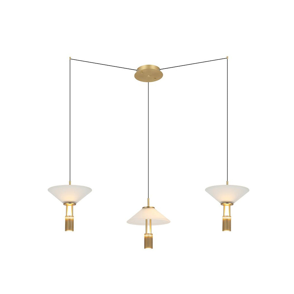 Suspension trois lumières dorées, abat-jours coniques en verre opalin, vue de face sur fond blanc