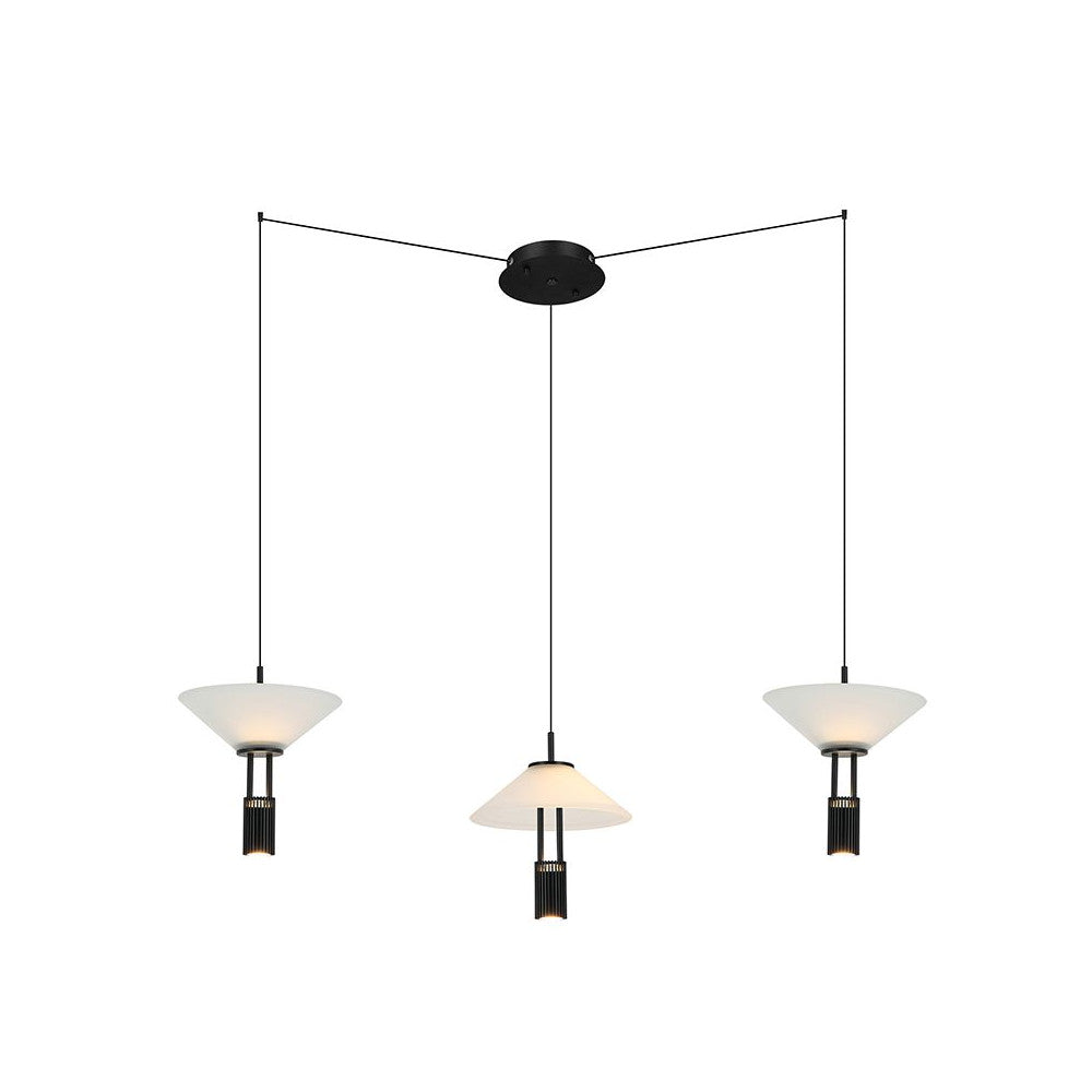 Vue de face du luminaire à trois suspensions noires et diffuseurs coniques blancs