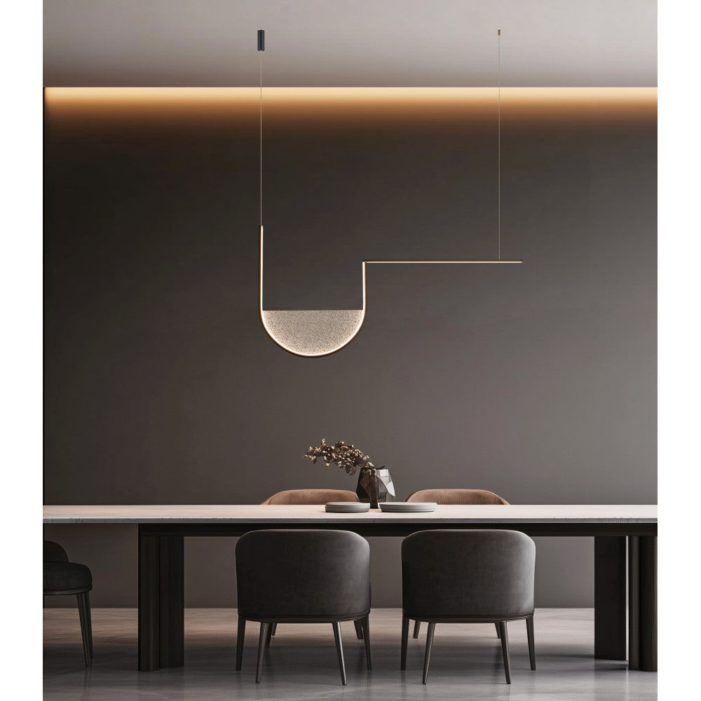 Luminaire allumé au-dessus d'une table, intérieur sombre et éclairage chaud indirect