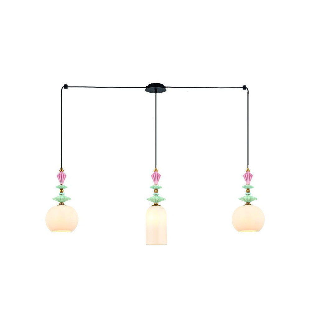 Luminaire suspendu à trois abat-jours opalins, perles roses et disques vert d'eau, vue de face