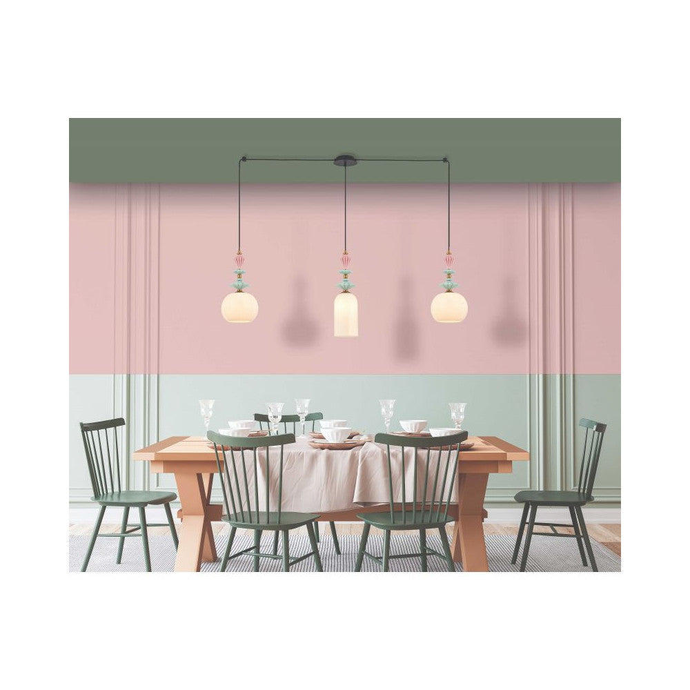 Mise en ambiance au-dessus d'une table de salle à manger, murs rose poudré et vert sauge