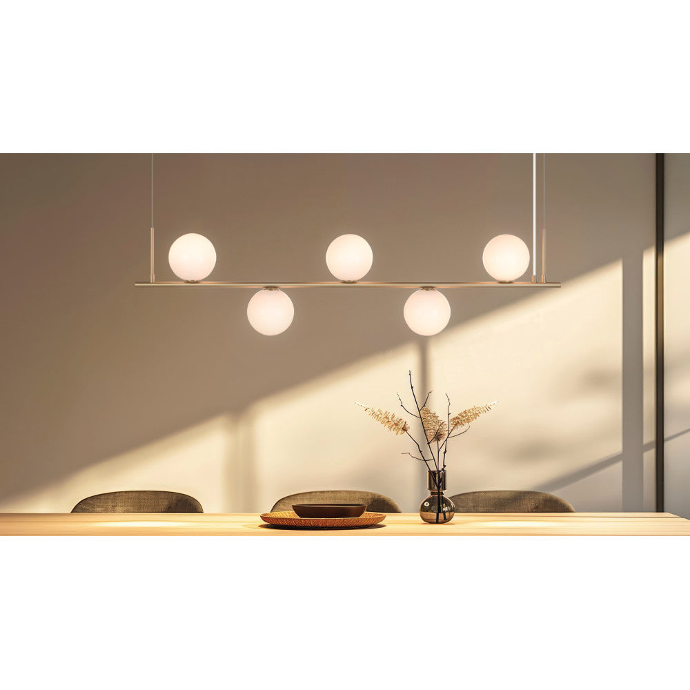 Mise en ambiance au-dessus d'une table en bois, lumière chaude et tamisée