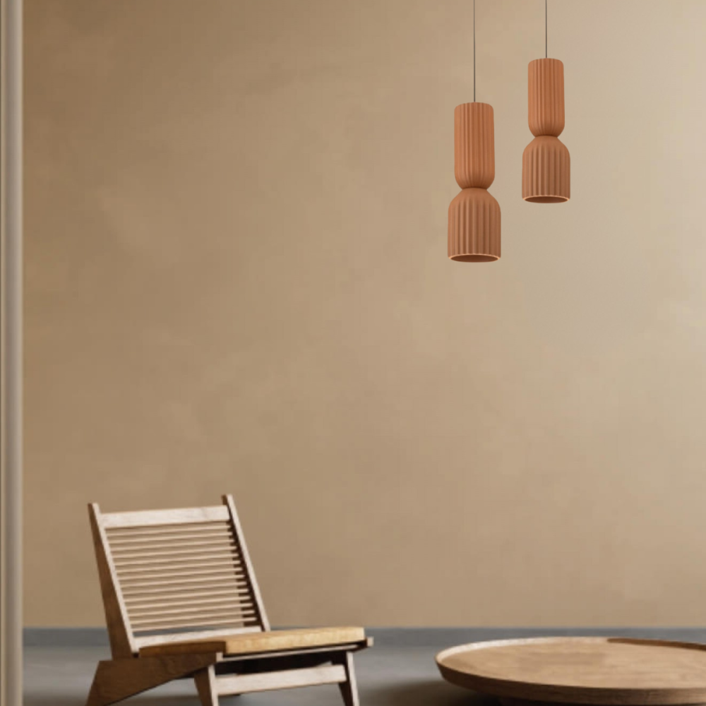 Mise en ambiance avec deux suspensions devant un mur beige et une chaise