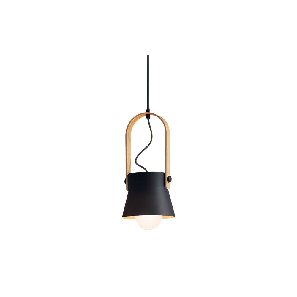Vue de face du luminaire suspendu noir avec arche en bois et ampoule apparente.