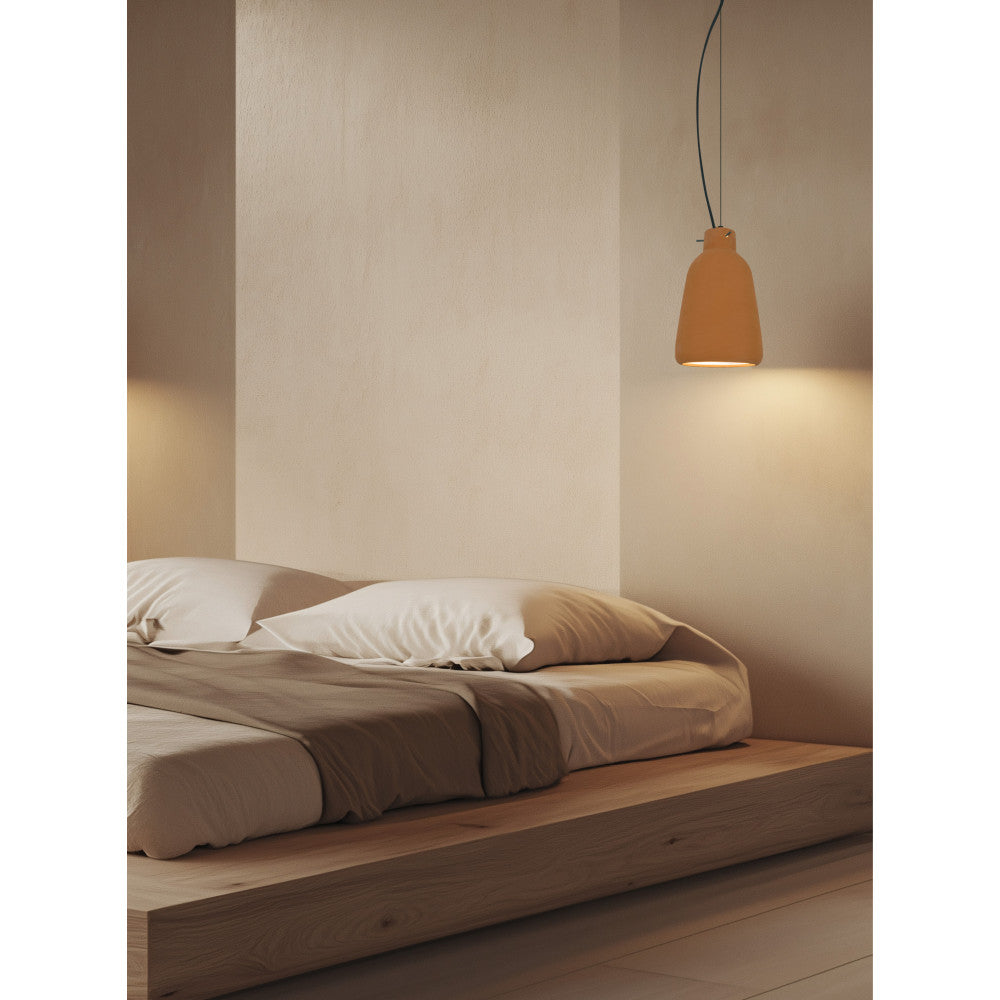 Mise en ambiance chambre : suspension allumée au-dessus d'un lit en bois clair