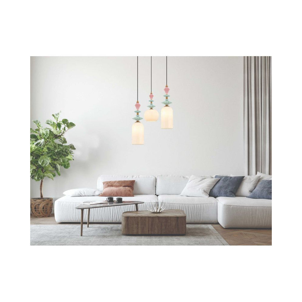 Trois suspensions design aux abat-jours opalins suspendues au-dessus d'un salon contemporain