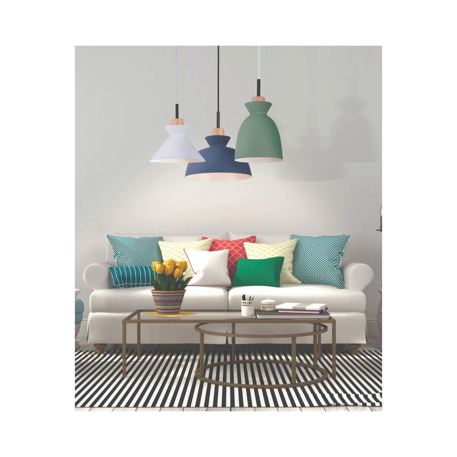 Trois suspensions de couleurs différentes éclairent un salon avec canapé blanc et table basse.