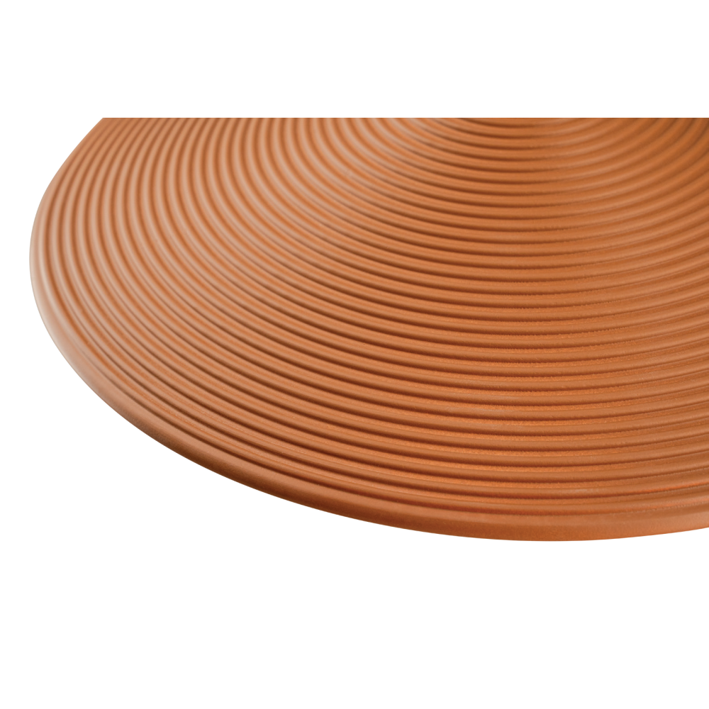 Gros plan sur la coupelle ronde en terre cuite et ses stries concentriques