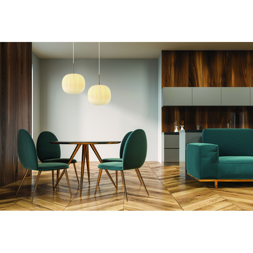 Mise en ambiance : deux suspensions allumées au-dessus d'une table en bois design