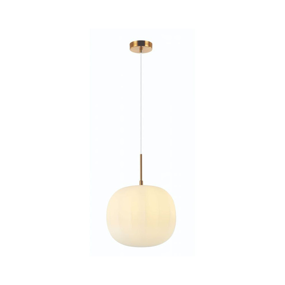 Suspension sur fond blanc, verre opalin arrondi et finition laiton, vue de face.