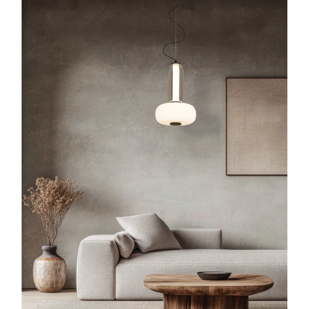 Vue de face du luminaire suspendu devant un mur gris texturé