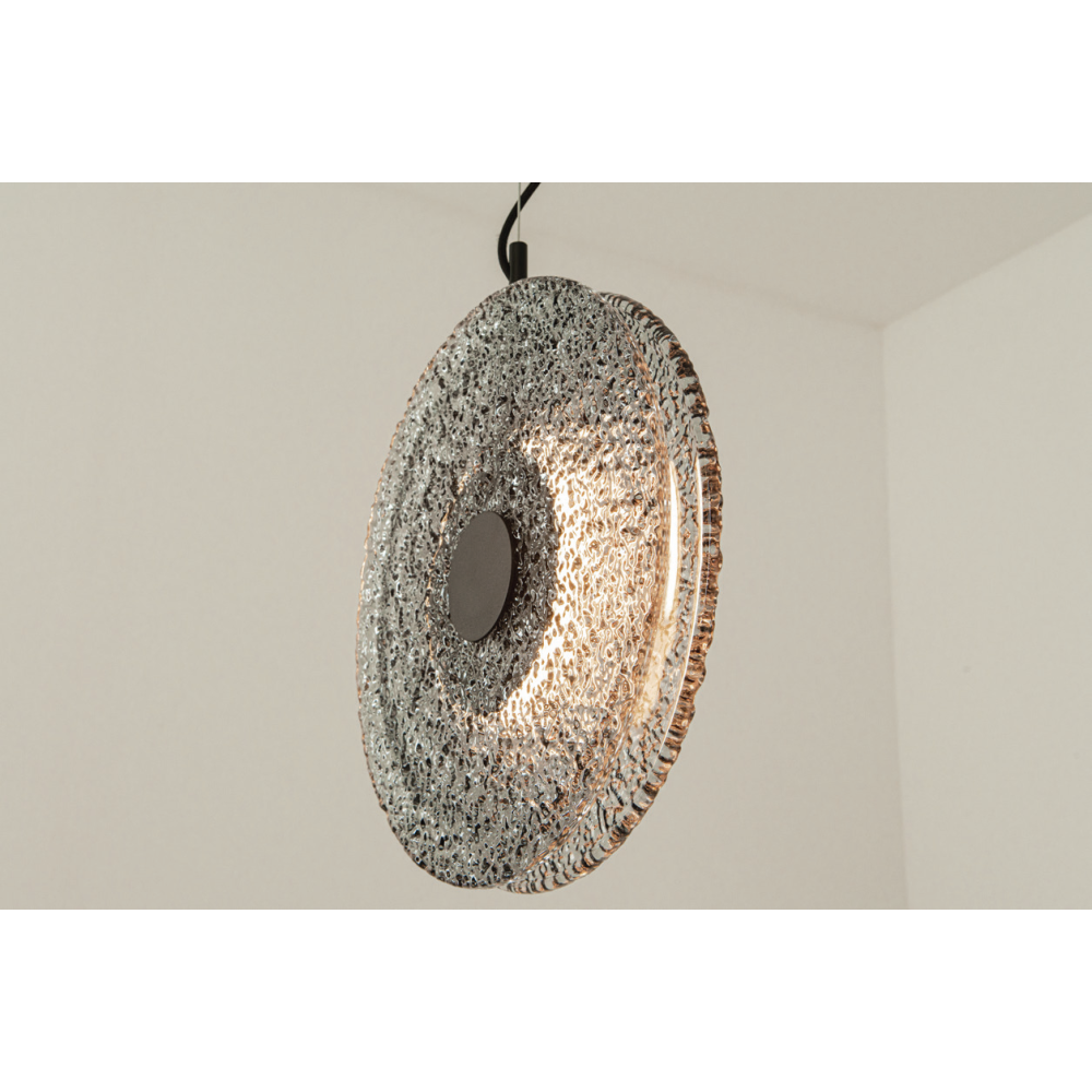 Vue rapprochée du disque allumé, verre martelé diffusant une lumière chaude