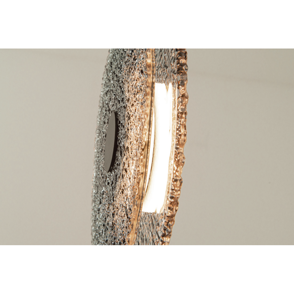 Détail de la tranche du verre et de la source lumineuse centrale allumée