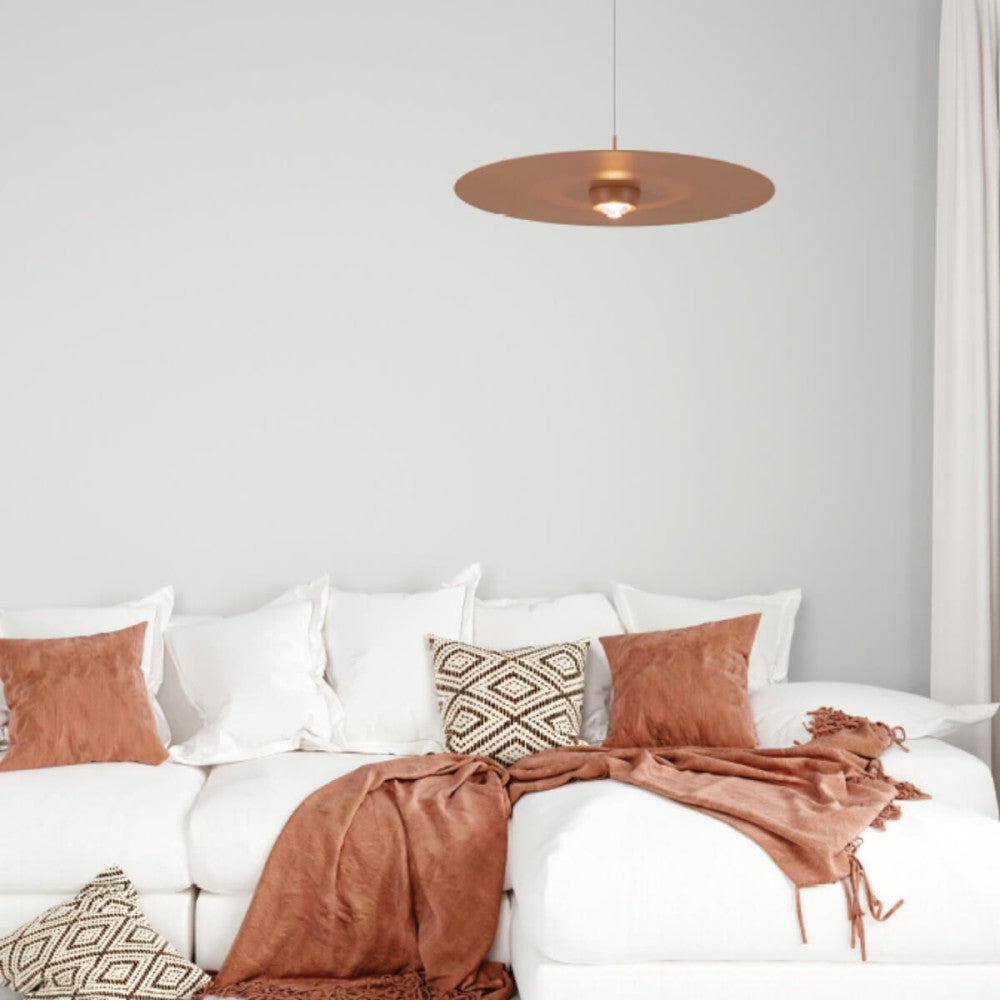 Mise en ambiance chambre, suspension terracotta au-dessus d'un canapé blanc