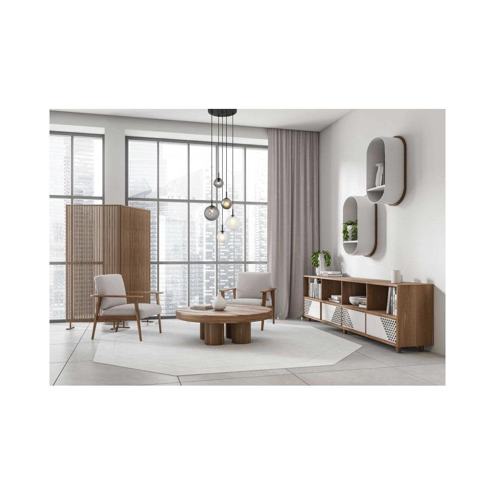 Mise en situation du luminaire dans un séjour contemporain avec canapé et grande baie vitrée.