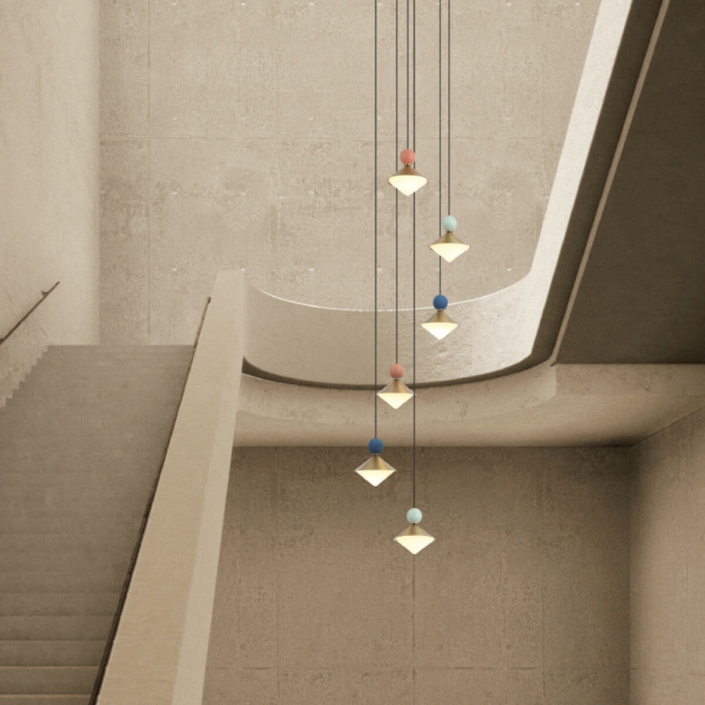 Mise en ambiance dans une cage d'escalier, suspensions allumées vues de dessous
