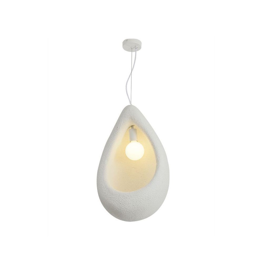 Suspension blanche en forme de goutte, ouverture frontale avec ampoule E27 allumée, fond blanc.