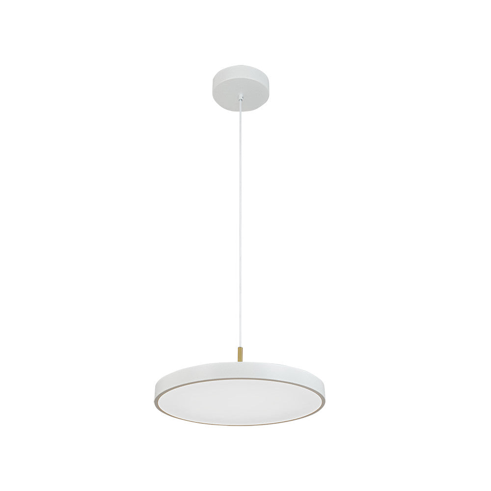 Vue de face du luminaire suspendu blanc mat avec liseré laiton et câble blanc