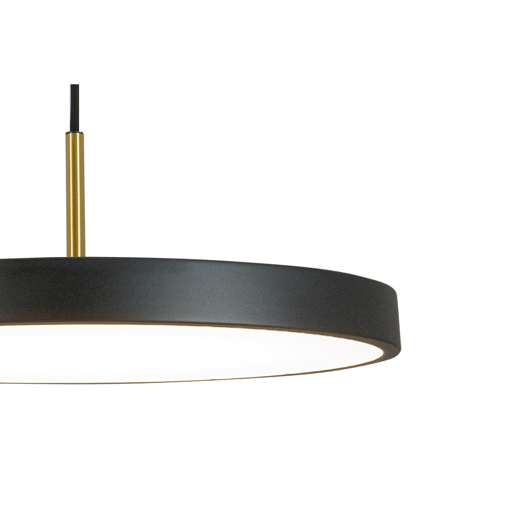 Gros plan sur le cerclage noir et la bordure dorée du luminaire