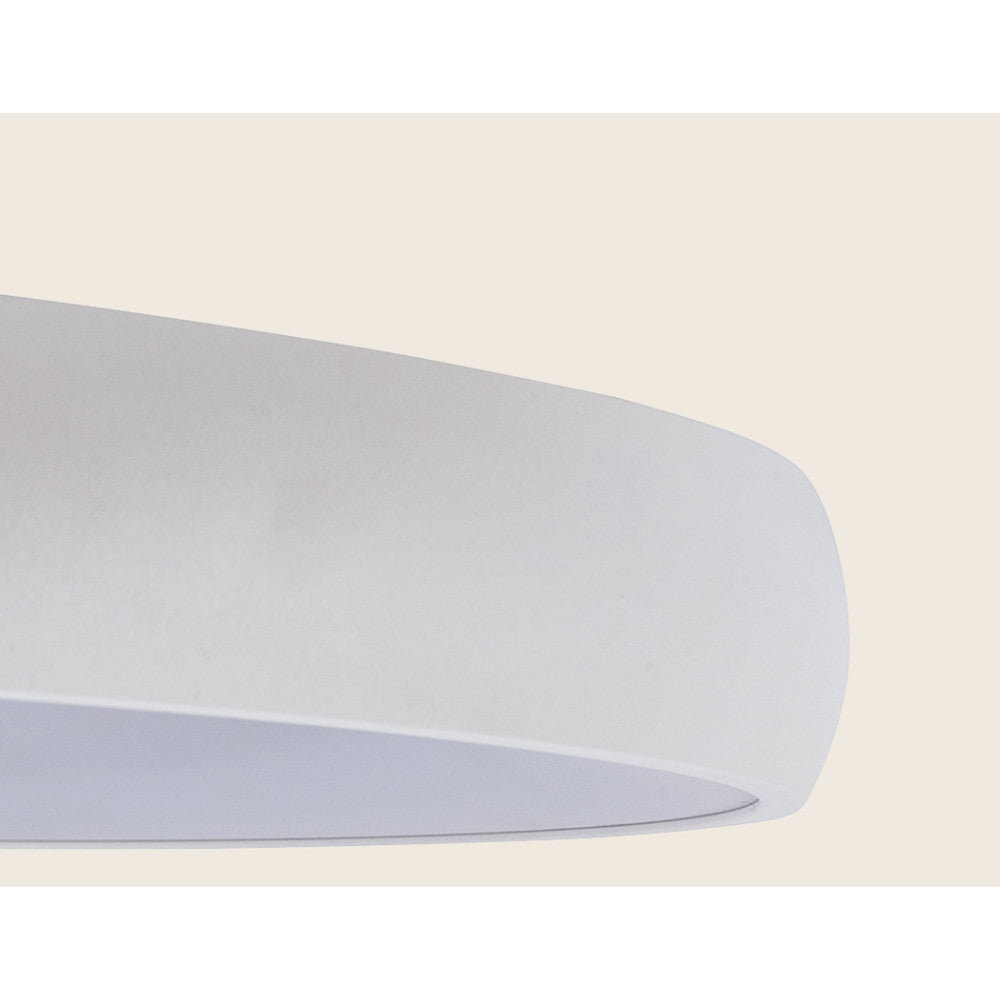 Détail rapproché du bord de l'anneau, finition textile blanc sable