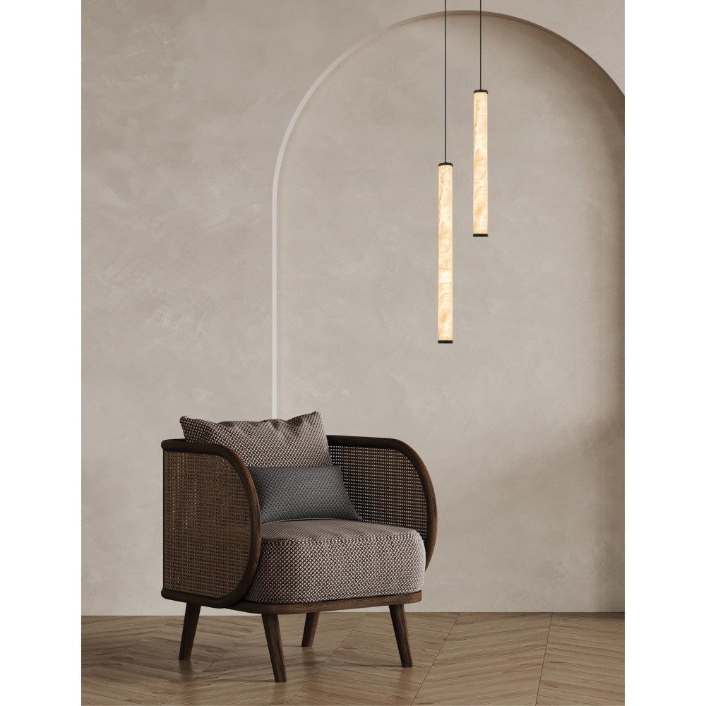 Mise en ambiance avec deux suspensions devant une arche et un fauteuil cannage.