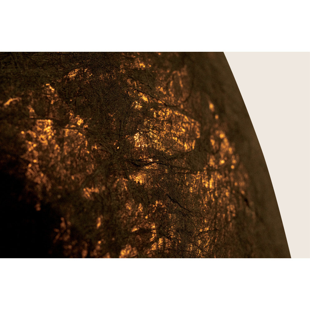 Détail de la matière éclairée de l'intérieur, reflets dorés mouchetés à travers la texture
