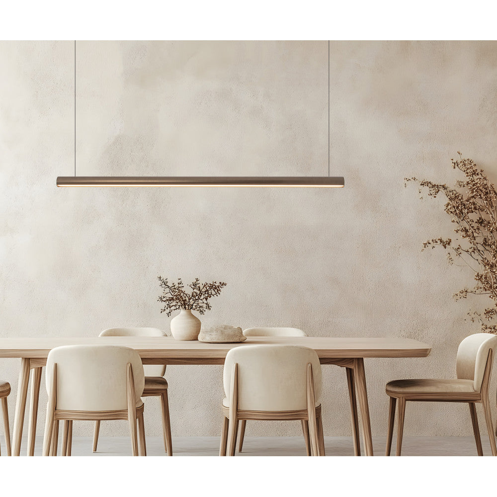Mise en ambiance au-dessus d'une table à manger en bois clair
