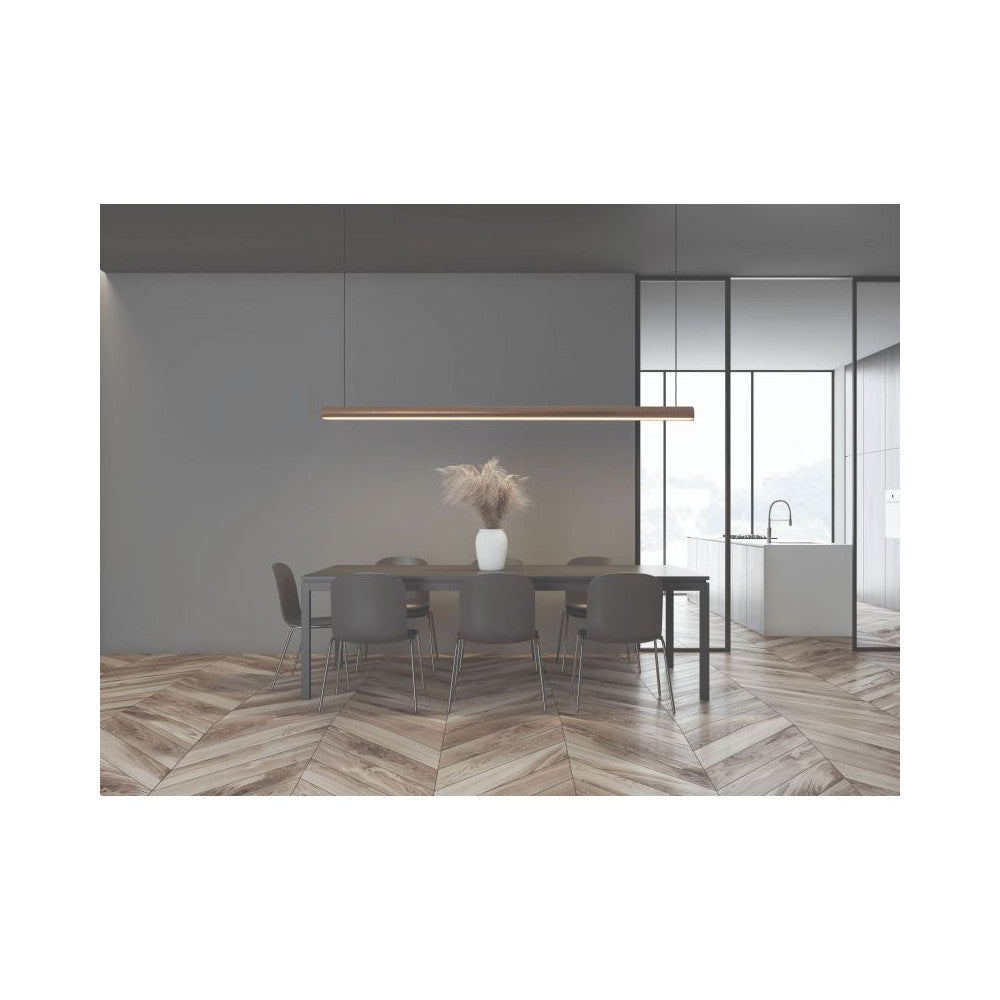 Suspension linéaire éclairant une salle à manger moderne au parquet chevrons