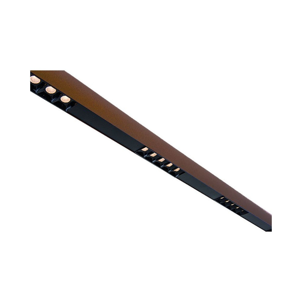 Détail en plongée de la barre LED, optiques noires et profil bronze