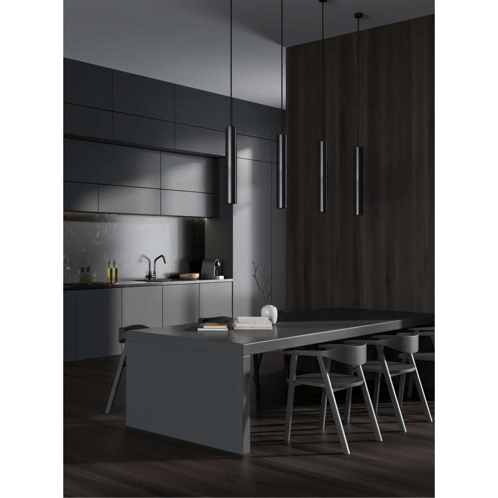 Mise en ambiance d'un îlot de cuisine moderne avec quatre suspensions cylindriques noires.