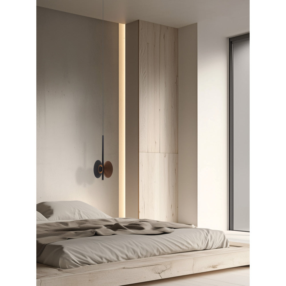 Vue de la chambre avec le luminaire au-dessus du lit, tête de lit en bois clair
