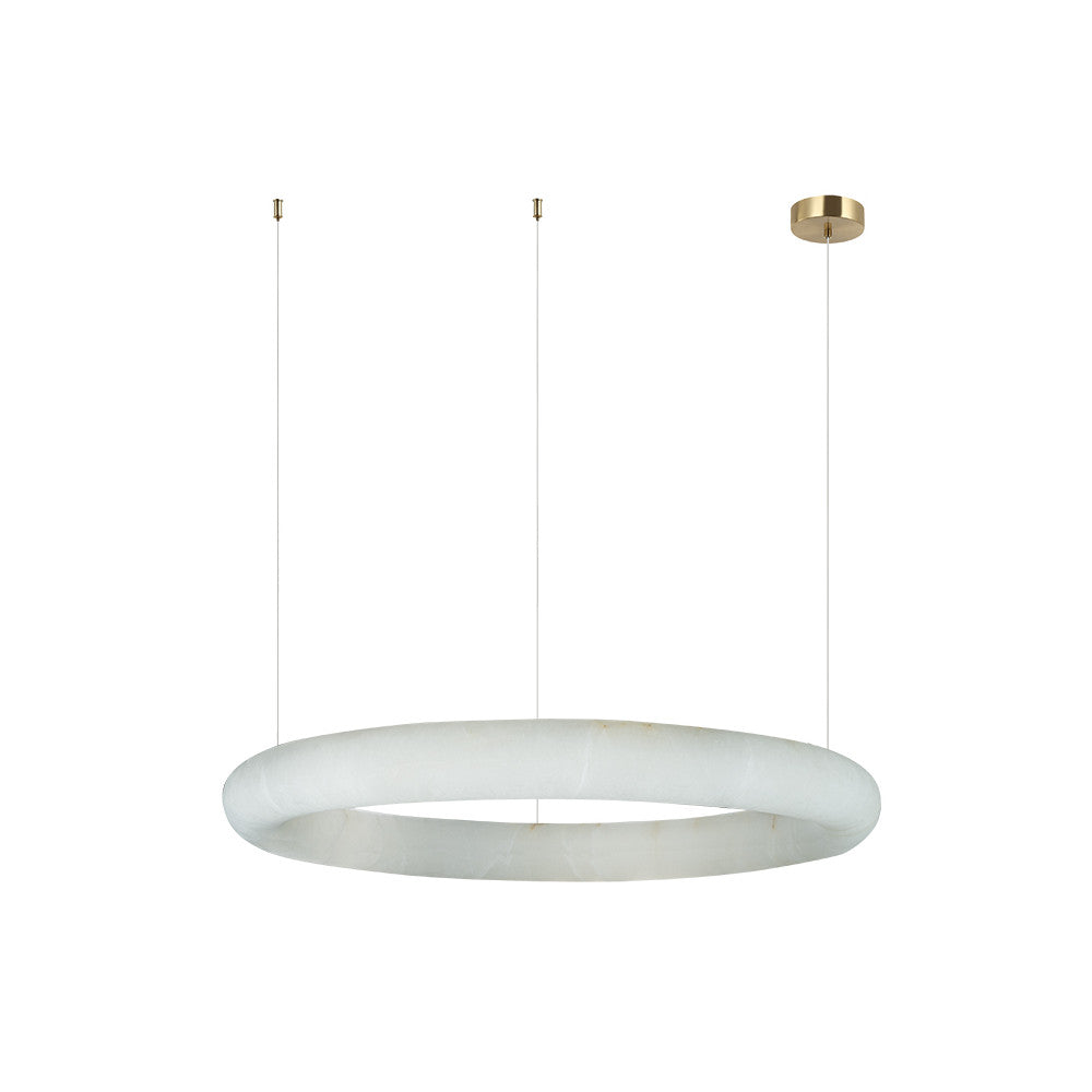 Suspension anneau en albâtre blanc, trois câbles fins et rosace en laiton.
