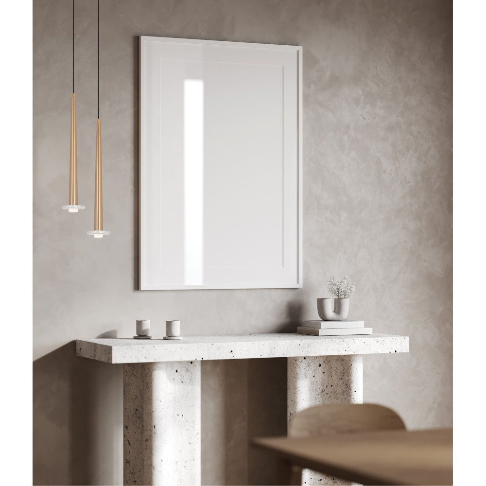 Mise en ambiance avec deux suspensions dorées devant un miroir et une console.