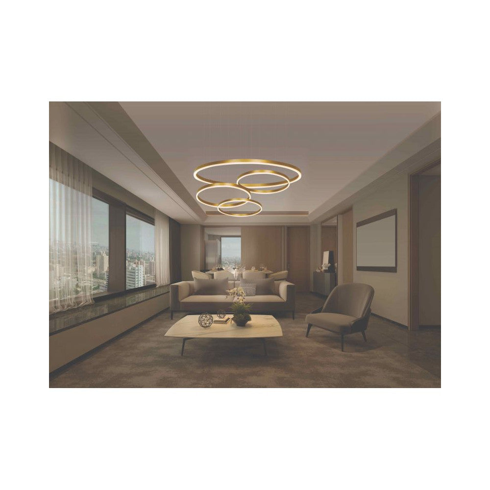 Mise en ambiance d'un salon avec plusieurs anneaux lumineux dorés suspendus.