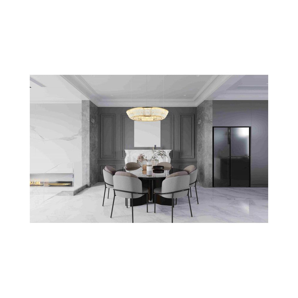 Salle à manger grise avec luminaire allumé au-dessus d'une table ronde