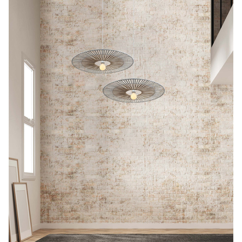 Vue rapprochée des deux luminaires éclairés dans un intérieur au mur briqué