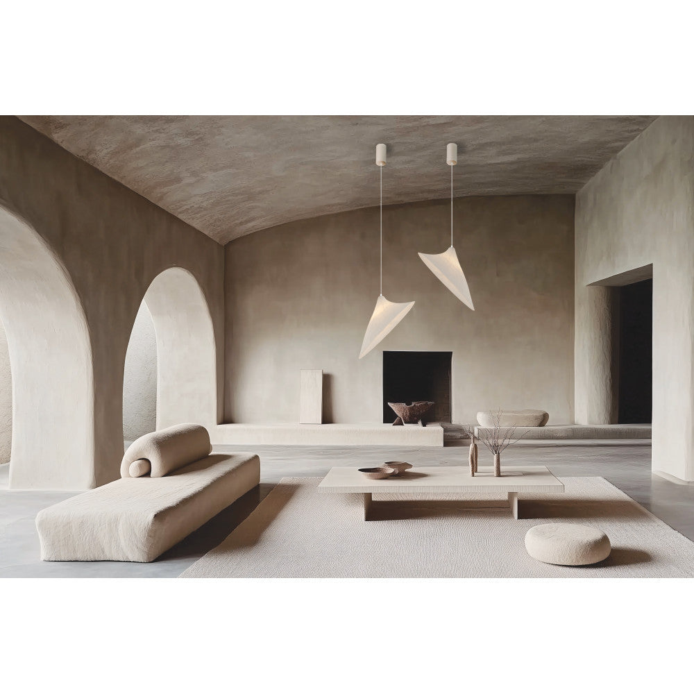 Mise en ambiance dans un salon minimaliste avec deux suspensions suspendues au plafond.