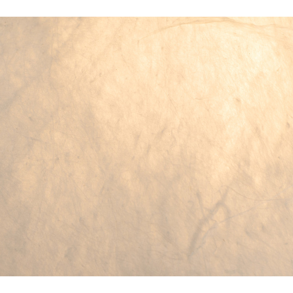 Gros plan sur la matière fibrée beige clair de l'abat-jour.