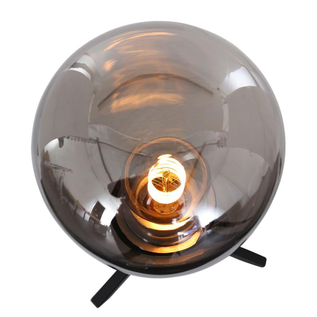 Vue de dessus du globe en verre fumé avec ampoule spirale allumée.