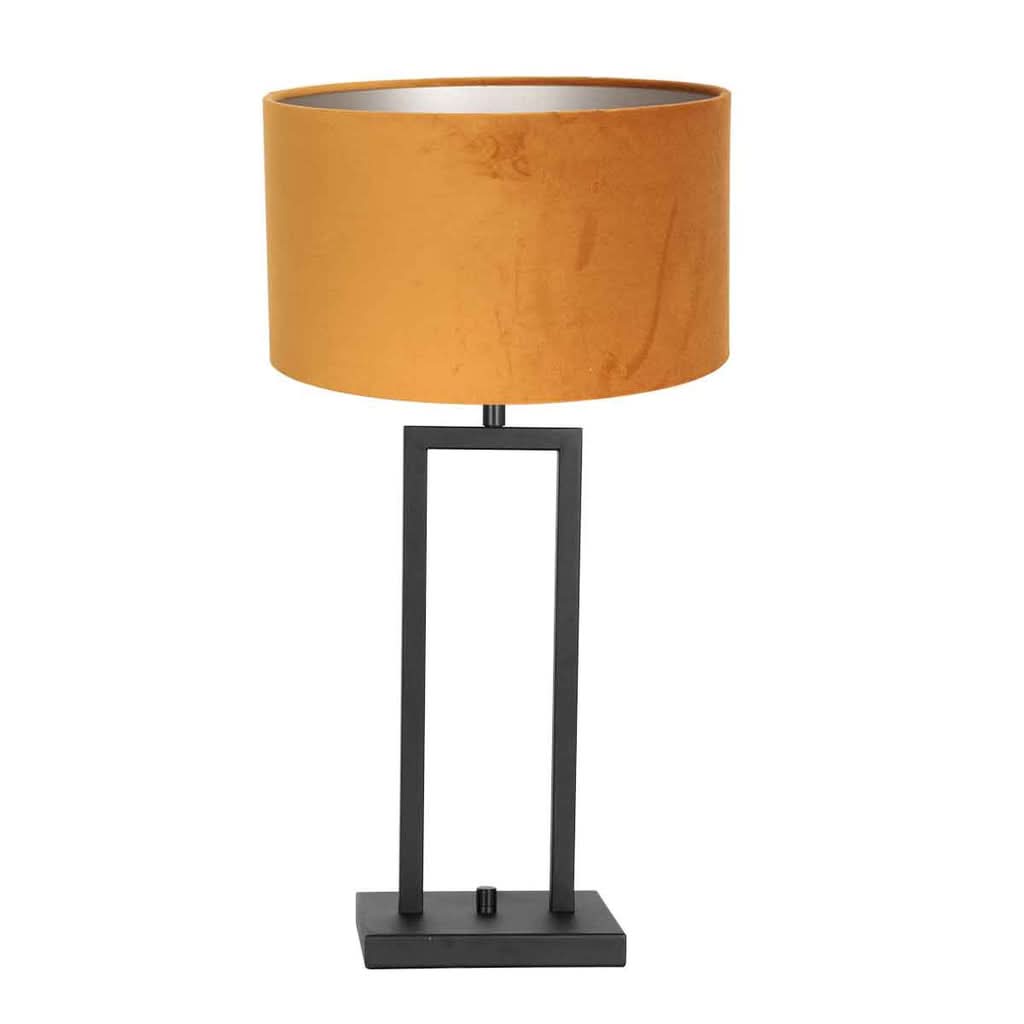 Vue de face rapprochée de la lampe, abat-jour velouté ocre et structure noire rectangulaire.