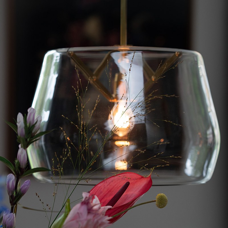 Détail de l'abat-jour en verre et de sa structure dorée en forme d'araignée