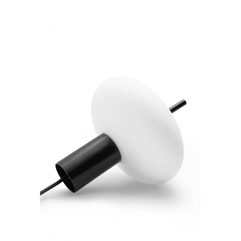 Vue en plongée du luminaire posé, détail du col cylindrique noir et blanc