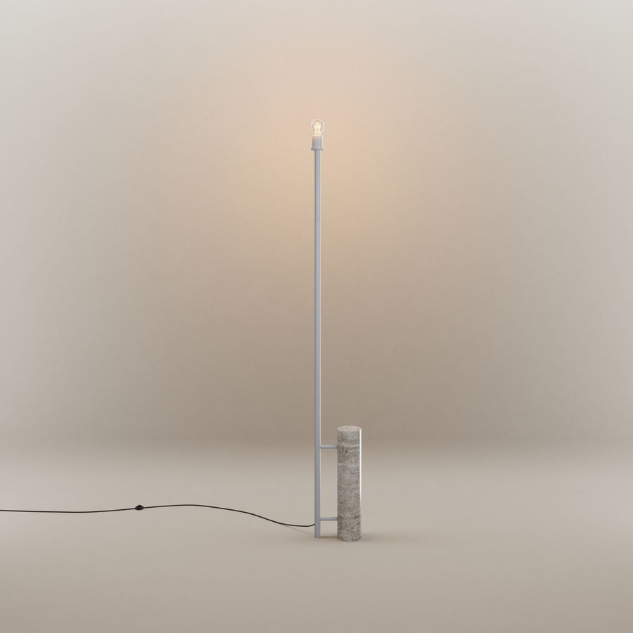 Vue produit sur fond neutre, tige blanche et base cylindrique en travertin avec cordon.