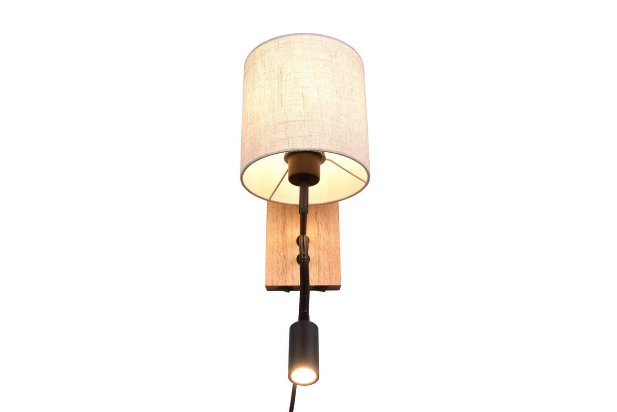 Vue en contre-plongée montrant l'intérieur de l'abat-jour et la lampe de lecture allumée
