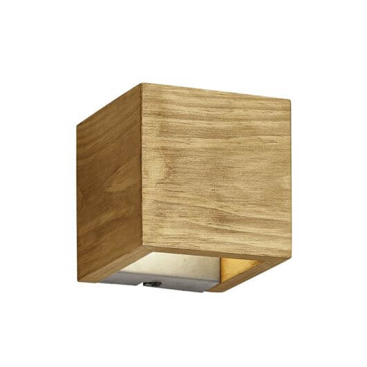 Produit isolé sur fond blanc, applique cubique en bois vue de trois quarts.